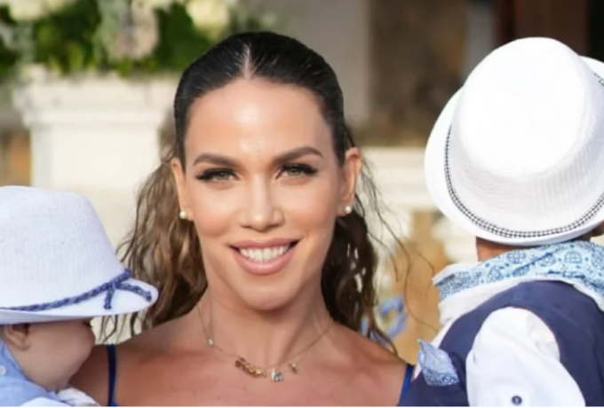 Η Κατερίνα Στικούδη βάπτισε τον γιο της! Viral βάπτιση, μαμά, νονά και φίλες με το ίδιο φόρεμα